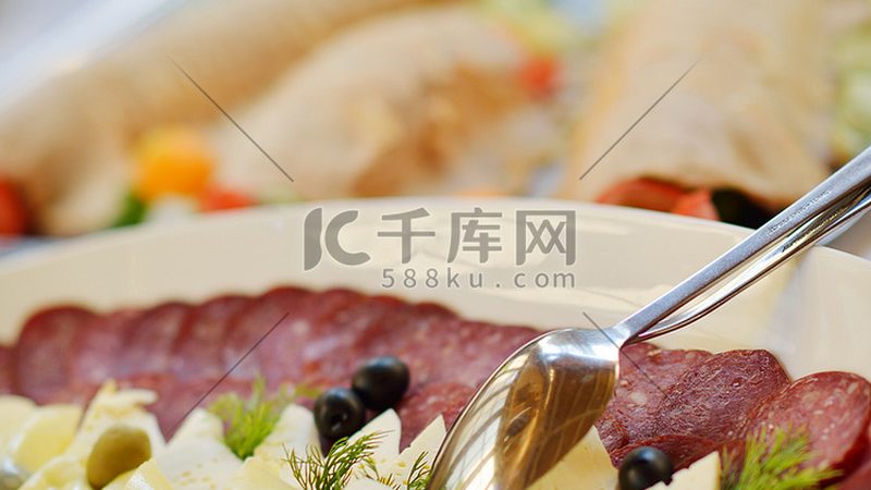 在挑选坚果炒货礼盒时，消费者应关注以下几个方面：